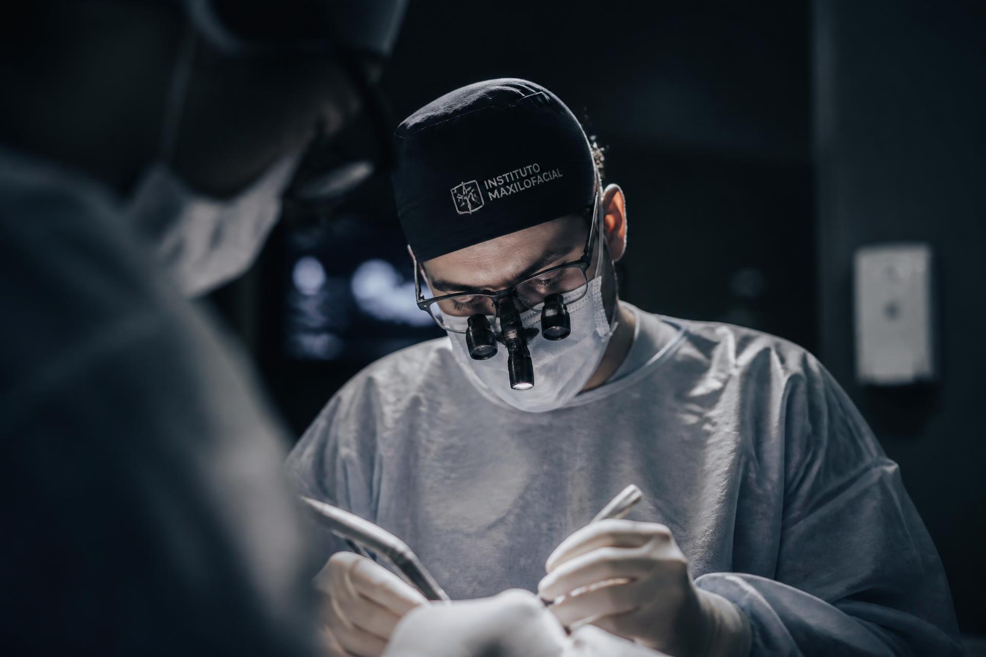 Cirurgião realizando procedimento de cirurgia oral avançada